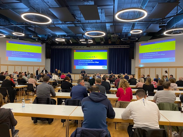 Blick in einen Tagungsraum mit grün-blauen Tagungstafeln "Fusion" (Bild: LWL-Schufi)